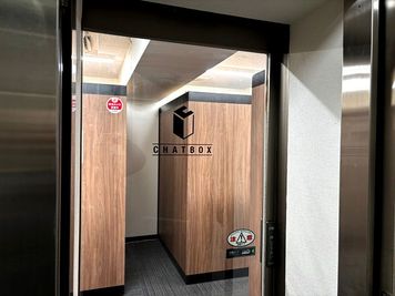 CHATBOX  共新ビル No.2の入口の写真