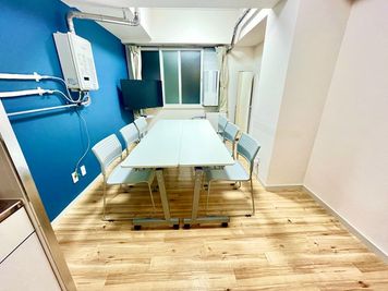 ＜さくらんぼスペース 札幌駅前＞ サロンも可能なレンタルスペースの室内の写真