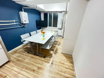 ＜さくらんぼスペース 札幌駅前＞ サロンも可能なレンタルスペースの室内の写真