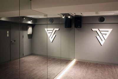 当スタジオは快適さと安全性を重視。防音床と柔らかな照明で練習や撮影に最適な空間です。 - JM STUDIO 東新宿駅3分 防音・音響完備スタジオの室内の写真