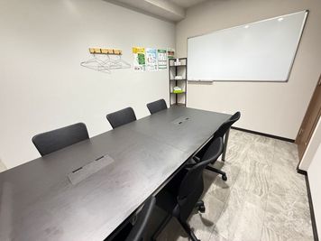 いいオフィス浅草 6名会議室（Room B）の室内の写真