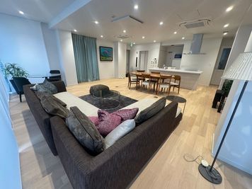 テーブル、ソファがございます。 - 麻布十番ハルモニアビル 6階　HARMONIA KITCHEN & SALONの室内の写真