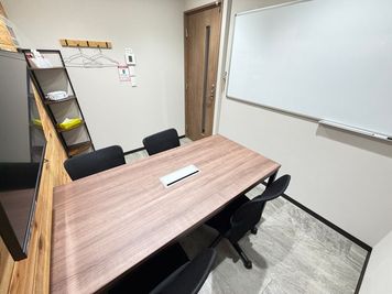【浅草駅から徒歩1分】モニター・フリードリンク付き4名会議室（Room D） - いいオフィス浅草