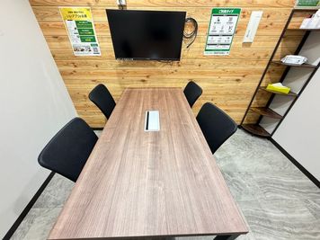 いいオフィス浅草 4名会議室（Room D）の室内の写真