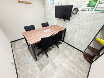 いいオフィス浅草 4名会議室（Room E）の室内の写真