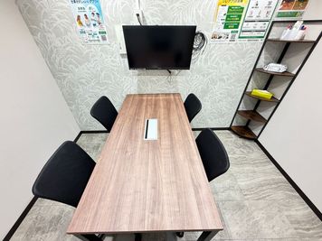 いいオフィス浅草 4名会議室（Room E）の室内の写真