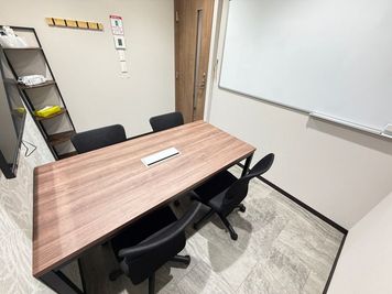 【浅草駅から徒歩1分】モニター・フリードリンク付き4名会議室（Room E） - いいオフィス浅草