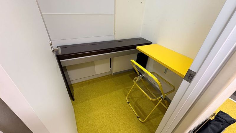 電子ピアノ（音出し有料）／TVあり：必ず閉めてご利用くださいませ - パンテサロン【横浜センター北駅前】🎹ピアノ📶WIFI 個室Ｄ【駅前１分】📺TV/勉強/自習/化粧/ネイル/WIFIの室内の写真