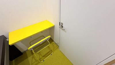 鏡／テーブル／電源タップ／リングLED有り - パンテサロン【横浜センター北駅前】🎹ピアノ📶WIFI 個室Ｄ【駅前１分】📺TV/勉強/自習/化粧/ネイル/WIFIの室内の写真