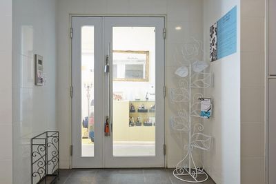 玄関前 - パンテサロン【横浜センター北駅前】🎹ピアノ📶WIFI 個室Ｄ【駅前１分】📺TV/勉強/自習/化粧/ネイル/WIFIの入口の写真