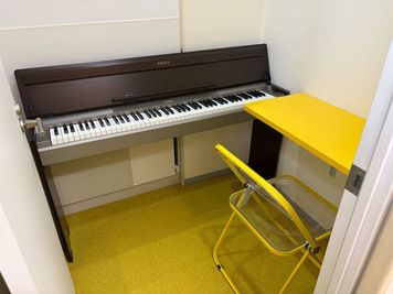ZOOM／デスクワークに！ - パンテサロン【横浜センター北駅前】🎹ピアノ📶WIFI 個室Ｄ【駅前１分】📺TV/勉強/自習/化粧/ネイル/WIFIの室内の写真