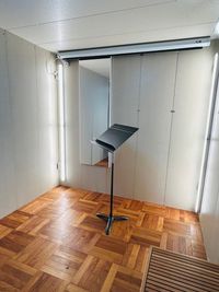 全身鏡と舞台用の譜面台♪
天井高220cmの高壁仕様で、ヴァイオリン等の立奏にも対応🎻
オンライン審査用の動画撮影にも是非！ - sonorite studio sonorite studio （2-3名利用）の室内の写真