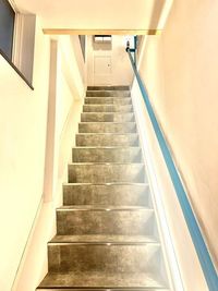 入館後は、そら色の手すりに沿って2階まで上がってください。土足のままでどうぞ。 - sonorite studio sonorite studio （1名利用）の入口の写真