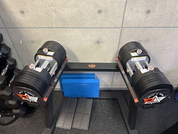可変式ダンベルもリニュアルしました。
（7㌔～46㌔） - LNGYM レンタルジムの室内の写真