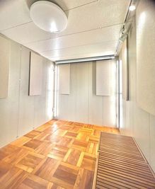 根津駅から徒歩2分♪明るく天然木に包まれた防音スタジオ♪電子ピアノあり♪個人練習・レッスン・録音・動画撮影に最適♪テレワークにも - sonorite studio