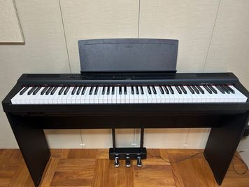 電子ピアノは、本格的な音とタッチで定評のYamaha P-125B（専用3本ペダル付） - sonorite studio sonorite studio （1名利用）の室内の写真