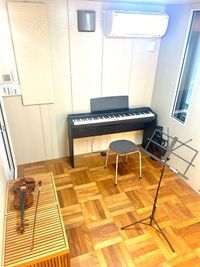 エアコンもWi-Fiも完備📶
全面無垢フローリングで音響環境も抜群。個人練習も集中できますよ♪ - sonorite studio sonorite studio （1名利用）の室内の写真
