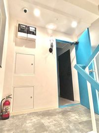 そら色の鉄扉を開けると、左手に防音室の入り口が見えます。鉄扉は必ず閉めてくださいますようお願いします。 - sonorite studio sonorite studio （1名利用）の入口の写真