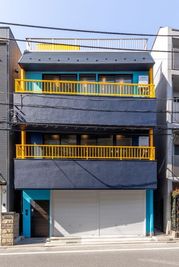 目印は黄色い手すりの建物👀
左側の茶色いドアが施設入口です。
タッチパネルに暗証番号を入力してお入りください。 - sonorite studio sonorite studio （1名利用）の外観の写真