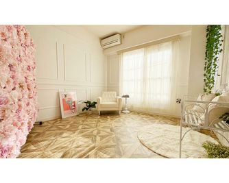 駅チカ! 自然光たっぷりのバラと白壁のパリ風スタジオで撮影を - ライラスタジオ駒沢