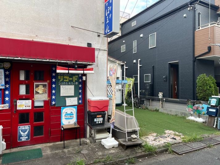 人工芝の駐車・イベントスペース - コワーキングスペースリコード東村山本町店