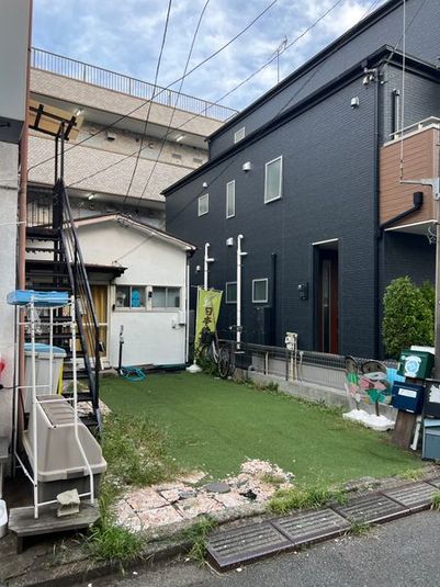 人工芝の駐車・イベントスペース - コワーキングスペースリコード東村山本町店