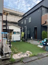 コワーキングスペースリコード東村山本町店 人工芝の駐車・イベントスペースの室内の写真