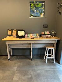 ポップアップで一番人気の可動式木の陳列台 W200×D55×H90 - T&Space ilmi (イルミ)の設備の写真