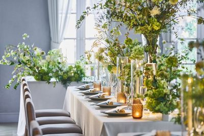 テーブル装花のコーディネートもご相談いただけます。 - Guest House 北山倶楽部 パーティールームの設備の写真