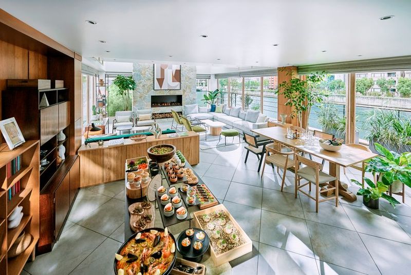 堂島川に浮かぶ水上のイベントスペース - UNWEDDING中之島