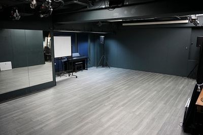 山手線目黒駅から6分。50人までの少数イベントに最適な大きさ！朗読劇からミニライブ、セミナー、配信など！ - CLEOスタジオ