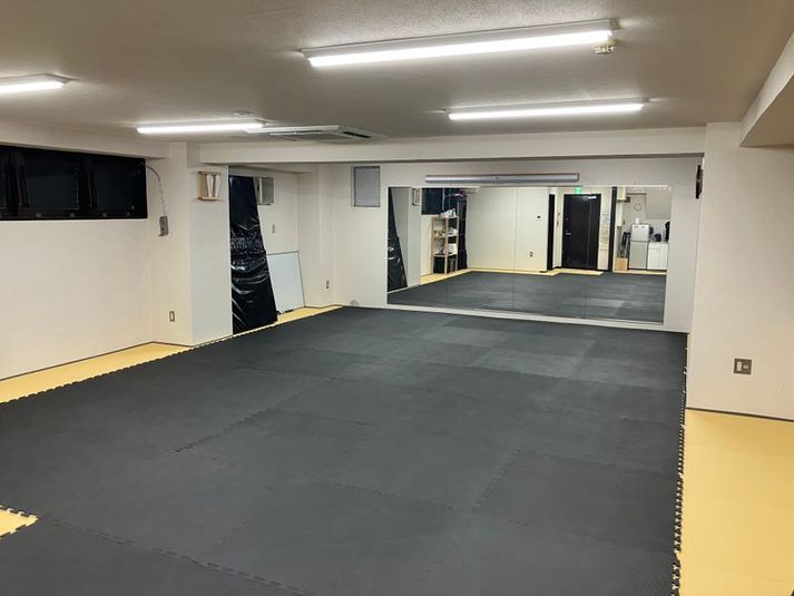 クッションマット敷きのフリースペース - 霞之関碧流堂