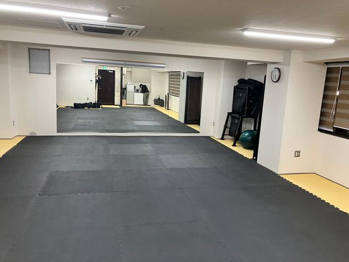 クッションマット敷きのフリースペース - 霞之関碧流堂