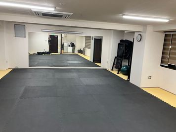 霞之関碧流堂 クッションマット敷きのフリースペースの設備の写真