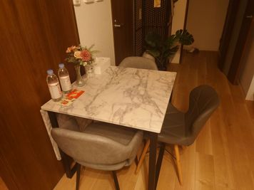 机を大きくして、パーティーや打ち上げに利用できます。 - レンタルスペースthepeaktengachaya605の室内の写真