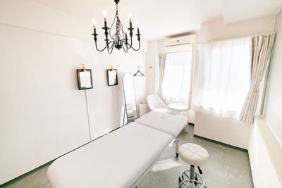 男女問わず利用しやすいインテリア - レンタルサロンMINI東銀座 完全個室のレンタルサロンMINI（ミニ）東銀座店の室内の写真