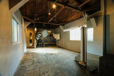 ポートレート撮影や宣材写真、YouTube収録・撮影会イベントに最適。ストロボ・アンプ完備。1Fカフェ併設で朝8時から利用可能 - TLUCK RUN & COFFEE GALLERY