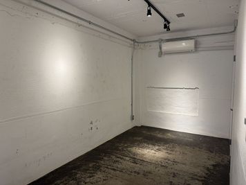 個展や写真展、受注会の開催が叶う小規模ギャラリーです。トルソーやラックの貸出も可能。1Fカフェ併設で来場者の滞在にも最適です。 - TLUCK RUN & COFFEE GALLERY