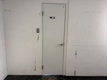 トイレ併設 - TLUCK RUN & COFFEE GALLERY 【1日展示OK】個展・写真展・受注会 没入型ギャラリー/大阪北区の設備の写真