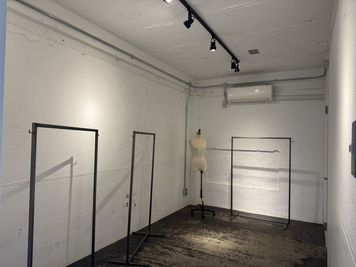 利用イメージ - TLUCK RUN & COFFEE GALLERY 【1日展示OK】個展・写真展・受注会 没入型ギャラリー/大阪北区の室内の写真