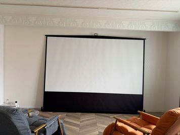 120インチスクリーン（４K、ハイビジョン）。プロジェクターは4000ANSIルーメンなので昼間でも見れます。 - レンタルスペース「If」 多目的スペース　レンタルスペース「If」の室内の写真