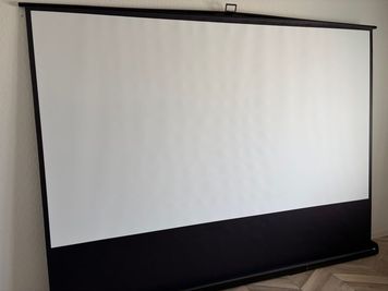 120インチスクリーン（４K、ハイビジョン）。後ろから簡単に引き上げて設置できます。 - レンタルスペース「If」 多目的スペース　レンタルスペース「If」の室内の写真