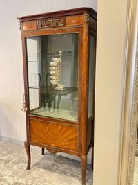 フランスのビンテージガラス棚を備品に加えました。ジュエリーやバッグなど展示いただけます - サロンドフクハラ サロンドフクハラ　北堀江の設備の写真