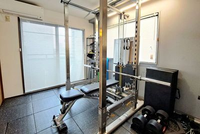 トレリラ北千住ジム - 時間貸し個室空間「トレリラ北千住」 誰にも邪魔されない個室貸切レンタルジム/隠れ家＆活動拠点にの室内の写真
