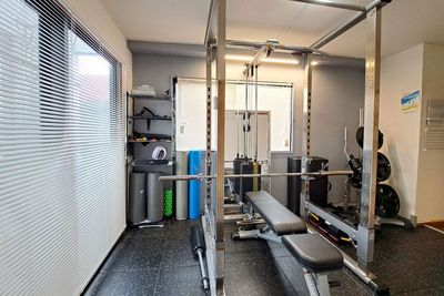 北千住駅徒歩6分のレンタルジム+サロン/タフスタッフのラック完備でパーソナルトレーニングや個人トレに最適な貸切空間 - 時間貸し個室空間「トレリラ北千住」