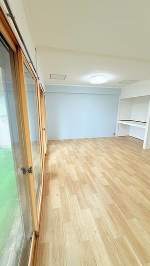 自然光が入る明るいメインスペース。少人数セミナーや美容体験に最適です。 - 野積レンタルスペースの室内の写真