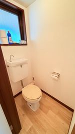 個室トイレ完備。安心してご利用いただけます。 - 野積レンタルスペースの設備の写真