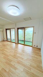 木目フロアが心地よい、海と自然に囲まれた静かな空間です。 - 野積レンタルスペースの室内の写真