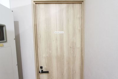 会議室入り口のドアです - 貸し会議室 HATTEN 東銀座 ✨【新富町1分】東銀座エリアの広々快適な貸し会議室✨の入口の写真