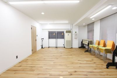 机を移動して、広々とした空間を活用できます - 貸し会議室 HATTEN 東銀座 ✨【新富町1分】東銀座エリアの広々快適な貸し会議室✨の室内の写真